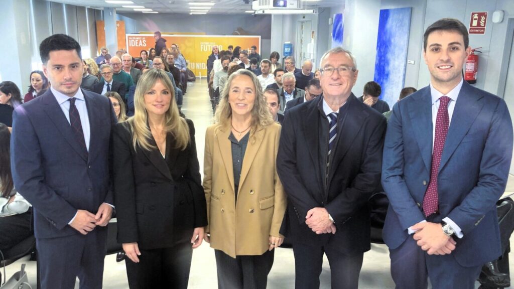 Grupo de personas en evento sobre reservas para inversiones en Baleares