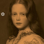 Retrato de una niña con cabello rizado y flores en el vestido