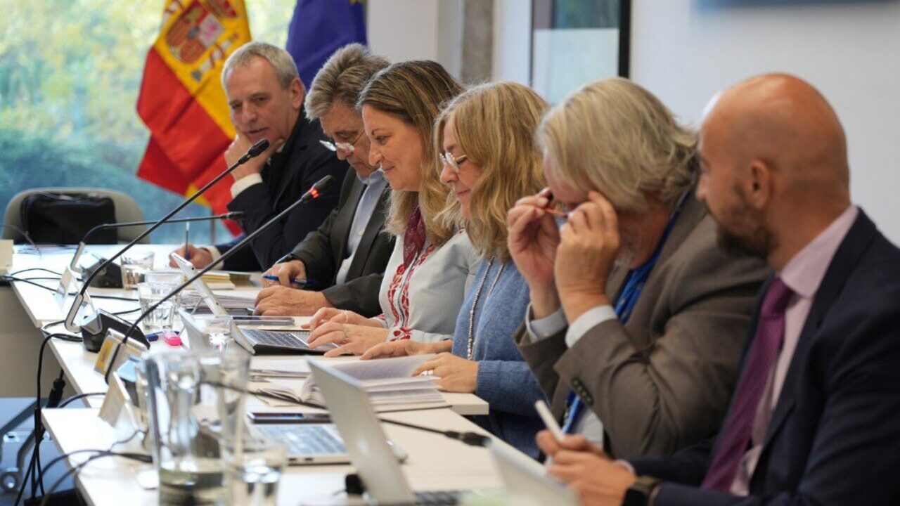 Funcionarios del Gobierno en reuni&oacute;n sobre subida salarial