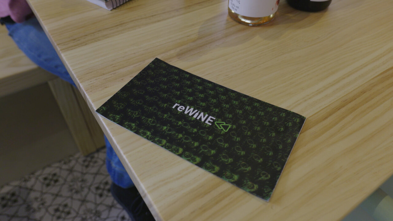Tarjeta del proyecto ReWINE para la reutilización de las botellas de vino en el sector hostelero balear.