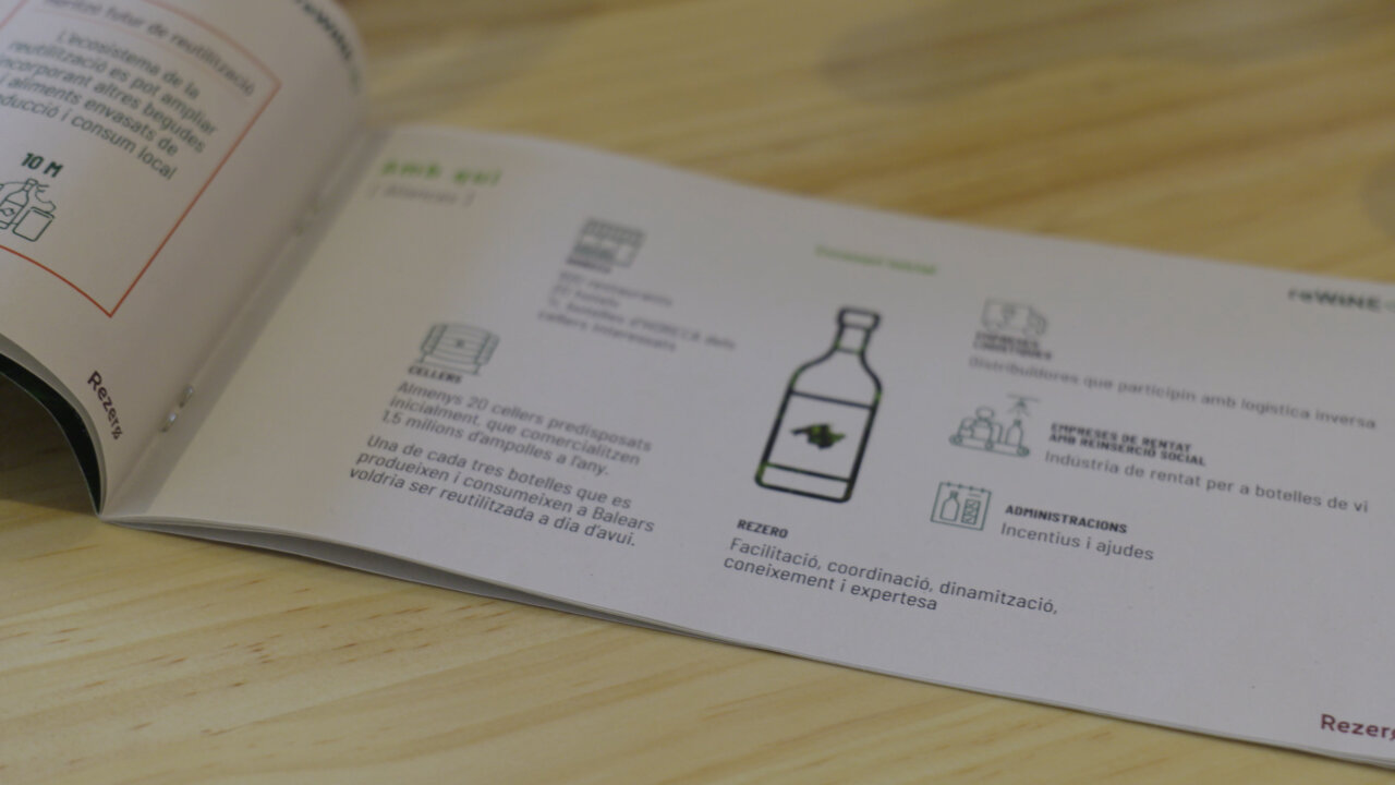 Folleto del proyecto reWINE sobre botellas de vino reutilizadas en Baleares.