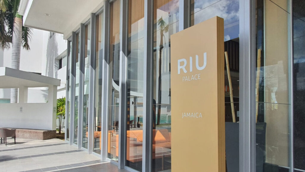 Entrada del hotel Riu Palace en Jamaica con letrero visible.