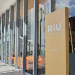 Entrada del hotel Riu Palace en Jamaica con letrero visible.