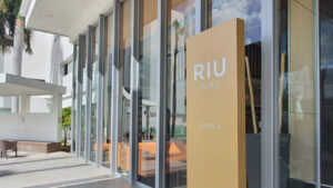 Entrada del hotel Riu Palace en Jamaica con letrero visible.