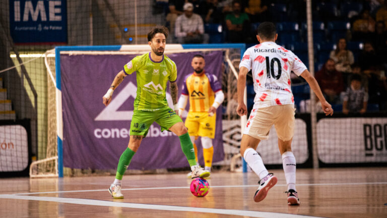 Jugadores de futsal en acción durante un partido en Palma.