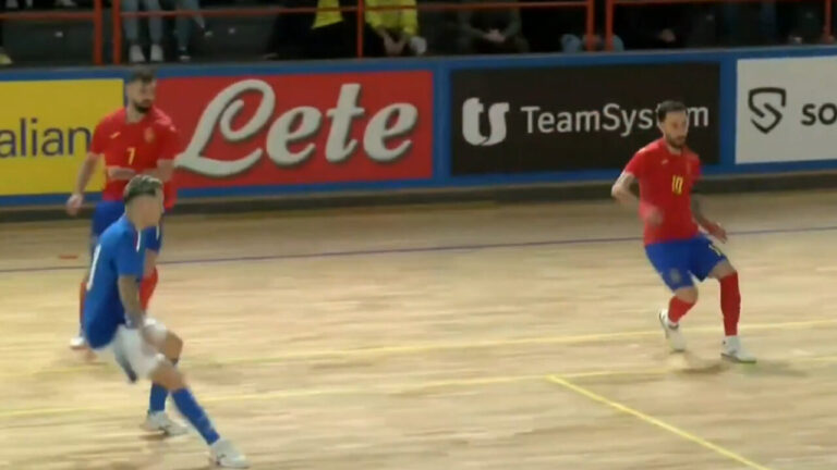 Jugadores de la selección española de futsal en acción durante un partido