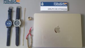 Objetos robados incluyendo relojes, joyas y un port&aacute;til