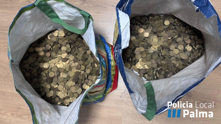 Dos bolsas llenas de monedas de 10, 20 y 50 céntimos