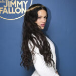 Rosalía posando en el set de The Tonight Show Starring Jimmy Fallon