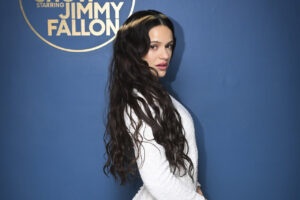 Rosalía posando en el set de The Tonight Show Starring Jimmy Fallon