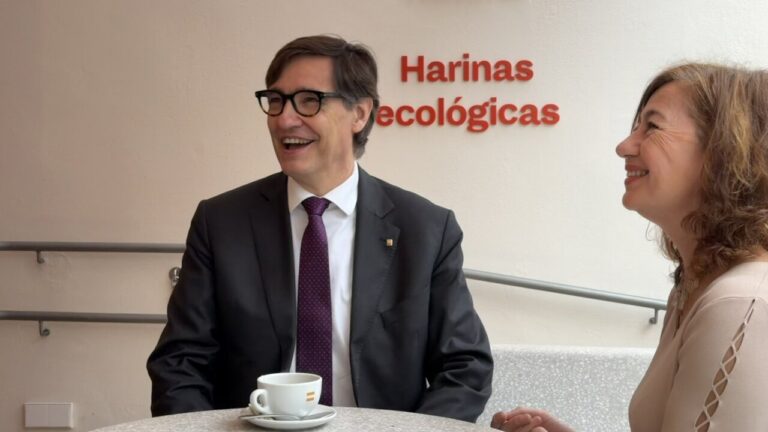 Salvador Illa y una mujer conversando en un café