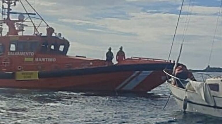 Embarcación de Salvamento Marítimo rescatando un velero a la deriva