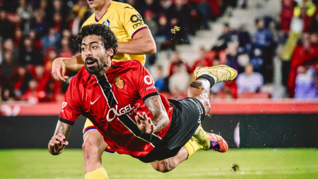 Jugador del RCD Mallorca en acción durante un partido de fútbol