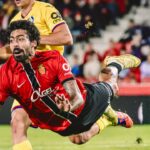 Jugador del RCD Mallorca en acción durante un partido de fútbol