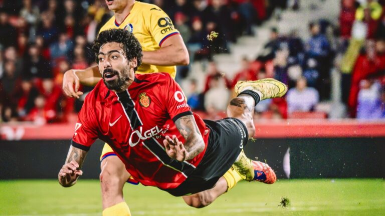 Jugador del RCD Mallorca en acción durante un partido de fútbol
