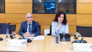 Sandra Fernández durante una reunión sobre menores migrantes en Baleares