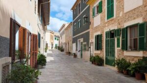Calle típica de Sant Llorenç des Cardassar con casas de colores