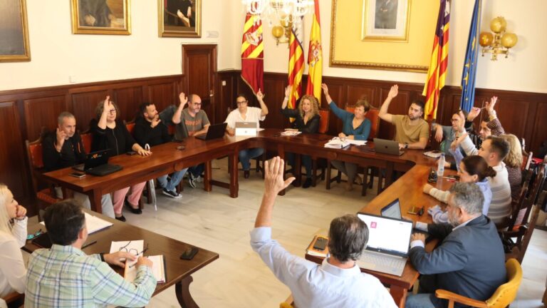 Reunión del Ajuntament de Santanyí aprobando nueva tarifa de residuos