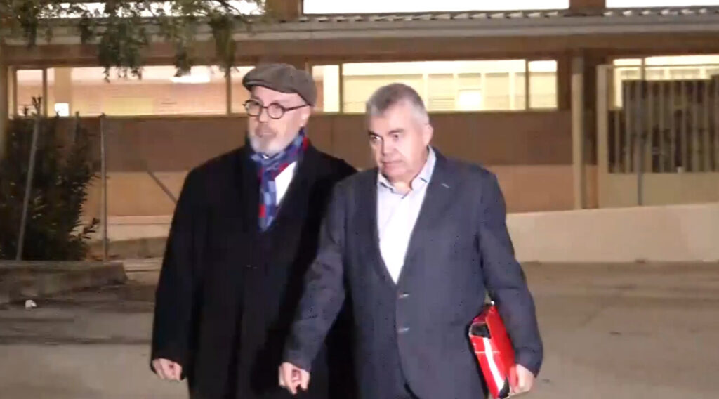 Santos Cerdán saliendo de prisión con un acompañante