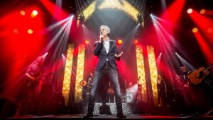 Sergio Dalma actuando en un escenario iluminado durante su gira