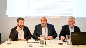 Tres hombres en una reunión del patronato de la Fundació Turisme Palma 365.