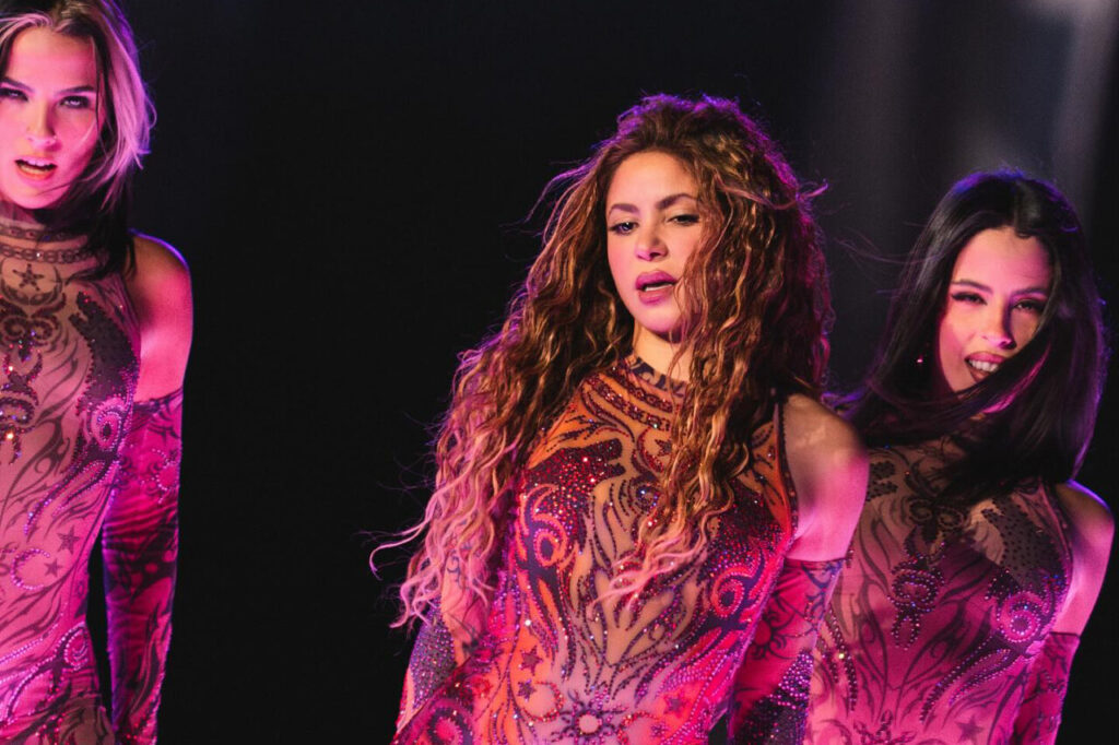 Shakira actuando en un escenario con bailarinas