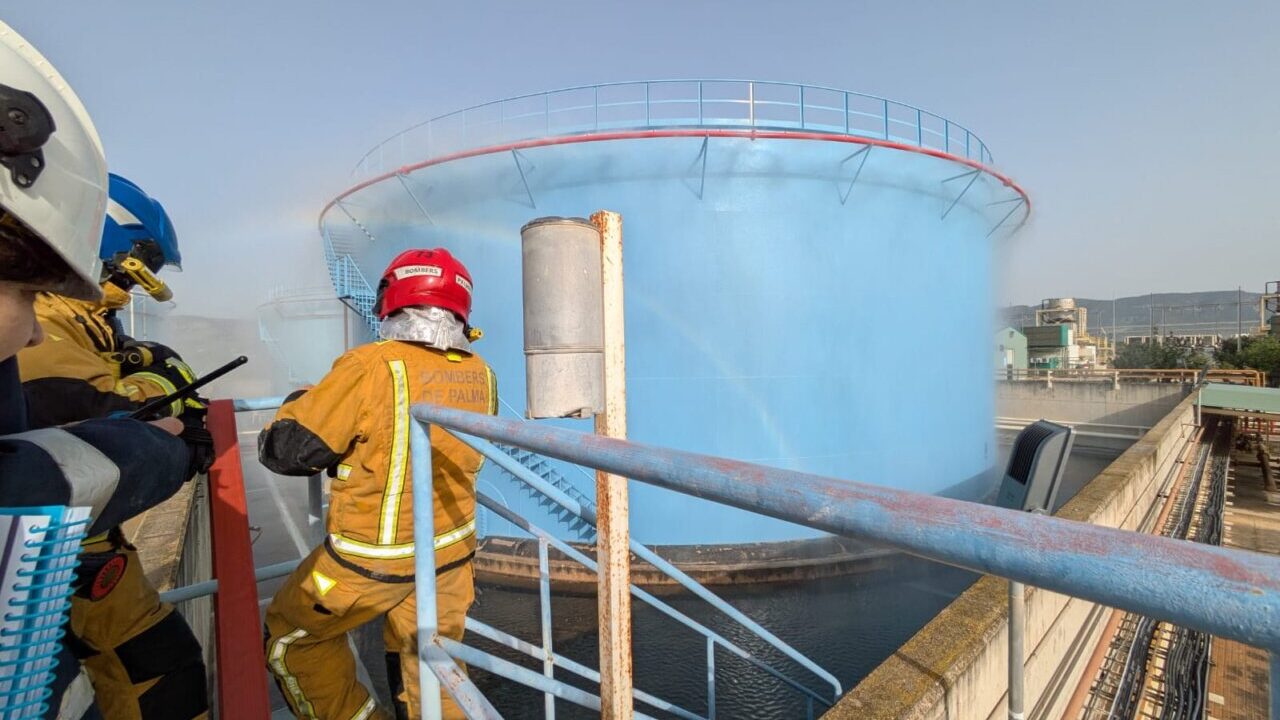 Bomberos en la Central Térmica de Son Reus durante un simulacro de emergencia