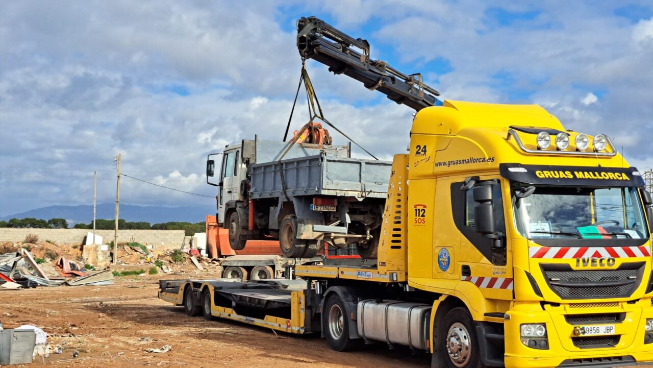 Camión grúa levantando un vehículo en Son Banya durante una operación policial.