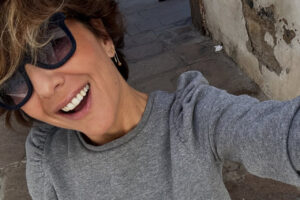 Sonsoles Ónega sonriendo con gafas de sol en la calle