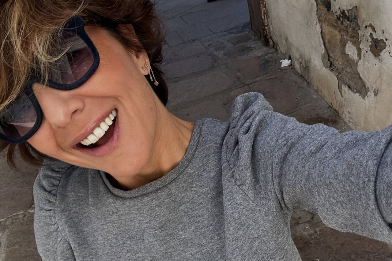 Sonsoles &Oacute;nega sonriendo con gafas de sol en la calle