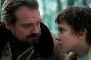 Escena emocional entre un padre y su hija en Stranger Things