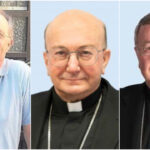 Tres hombres en retratos, uno sonriente y dos con vestimenta religiosa.