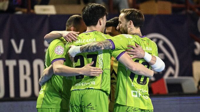 Jugadores del Illes Balears Palma Futsal celebrando un gol en la cancha.
