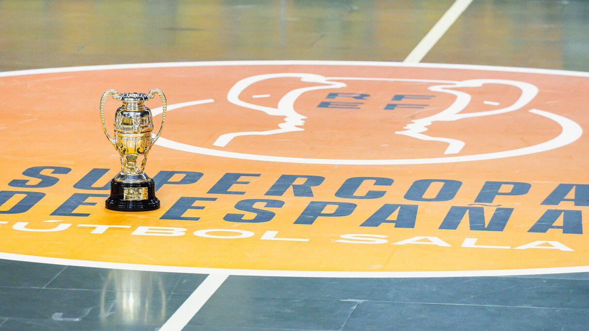 Trofeo de la Supercopa de Espa&ntilde;a en la cancha de Son Moix
