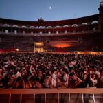 Multitud de personas en la Plaza de Toros de Palma durante un evento nocturno