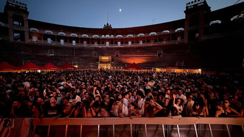 Multitud de personas en la Plaza de Toros de Palma durante un evento nocturno
