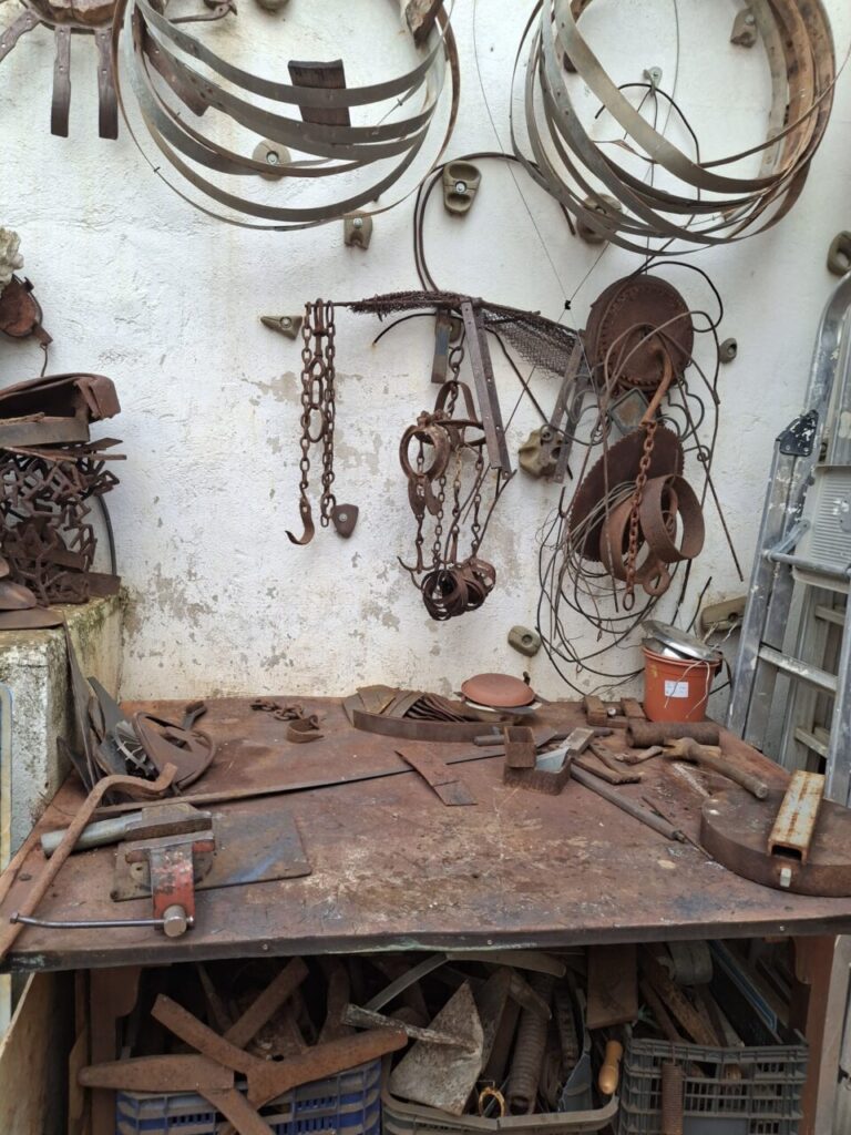 Taller de escultura con herramientas y materiales de metal