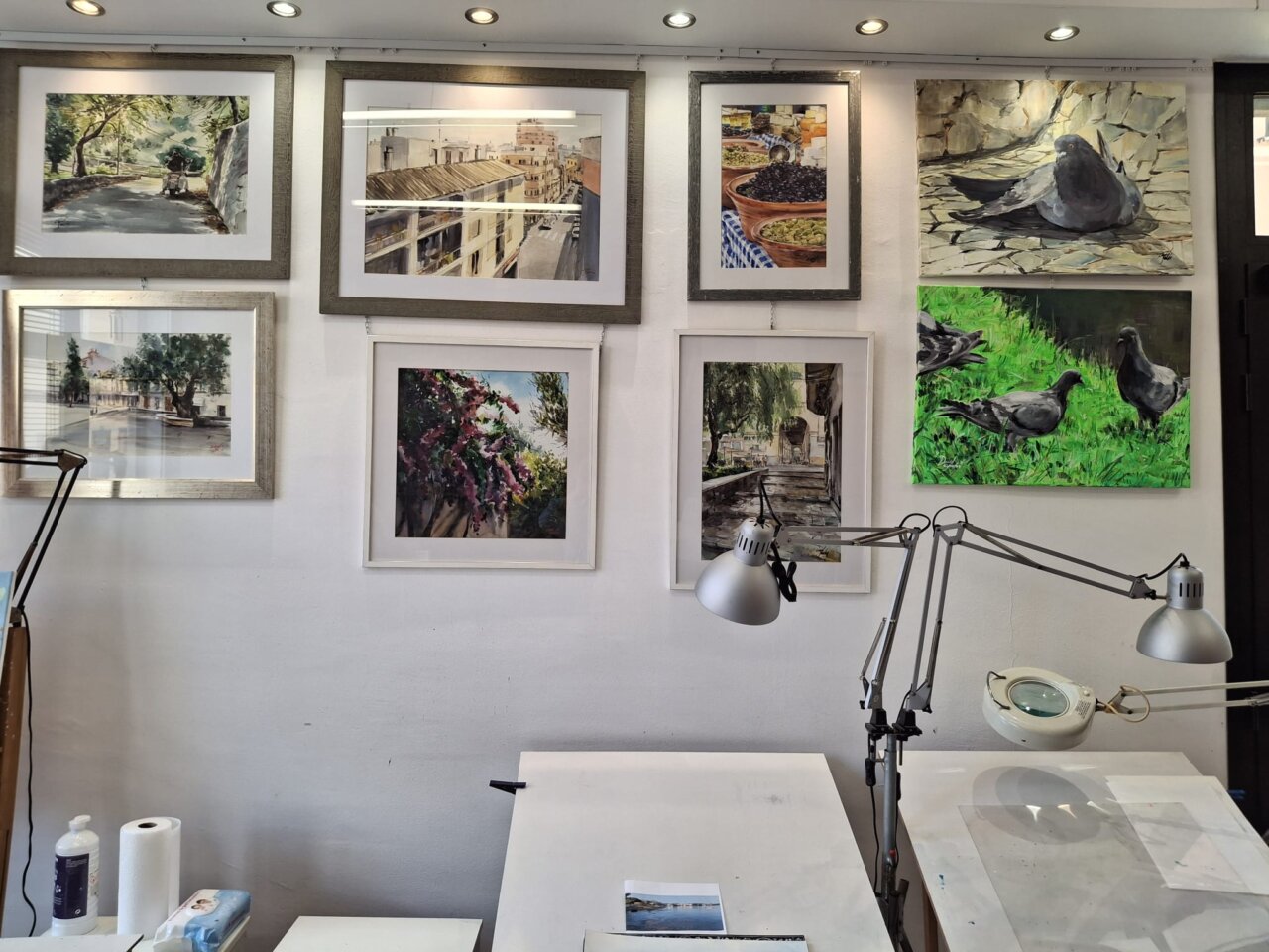 Interior del taller de David Santos con obras de arte en las paredes