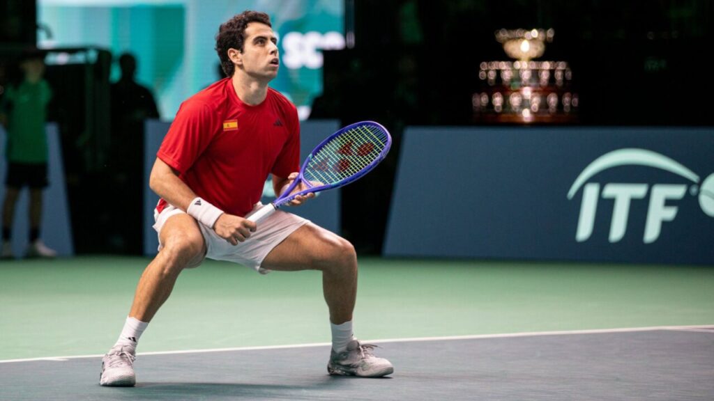 Tenista en acción preparado para recibir un saque