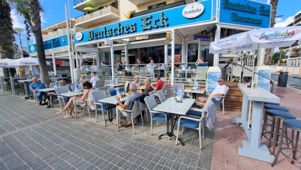 Terraza de un restaurante en Playa de Palma con clientes disfrutando