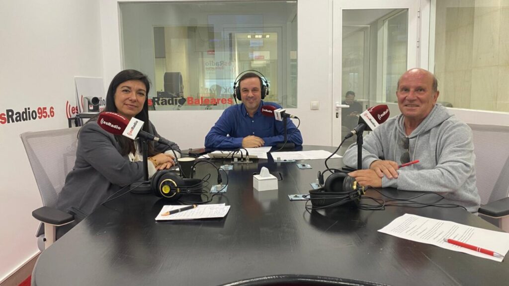 Tres analistas discutiendo en el estudio de radio sobre política
