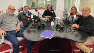 Mesa de debate de la Tertulia del Contrapunto con varios participantes