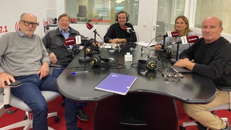 Mesa de debate de la Tertulia del Contrapunto con varios participantes