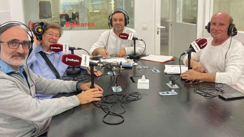 Cuatro personas en un estudio de radio durante una tertulia