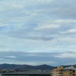 Cielo nublado sobre edificios en las Islas Baleares