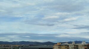 Cielo nublado sobre edificios en las Islas Baleares