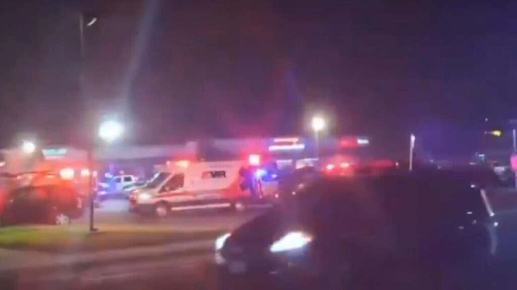 Ambulancias y vehículos de policía en la escena del tiroteo en Stockton