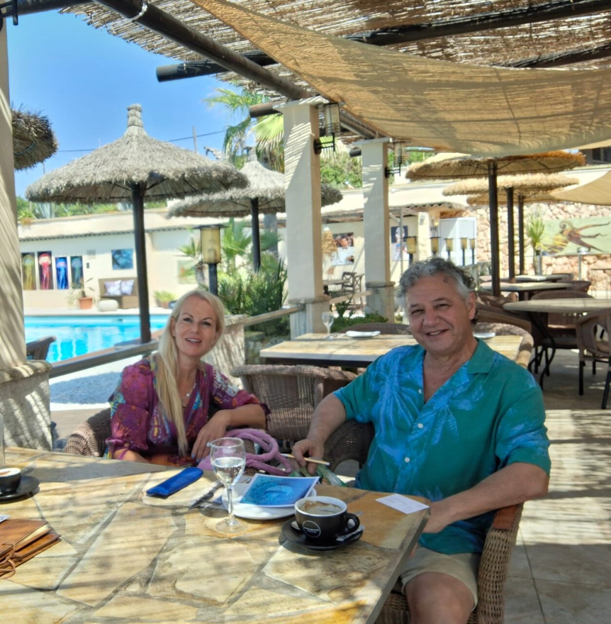 Yvonne Erdmann y un amigo disfrutando de un café en Pura Vida, Cala Figuera.
