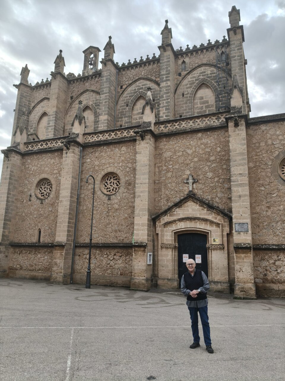 Tomeu Suau Serra frente a la parroquia de Sa Indioteria en Mallorca.