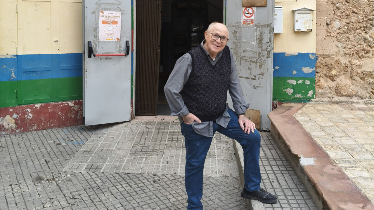 Tomeu Suau Serra posando frente a un edificio en Sa Indioteria, Mallorca.